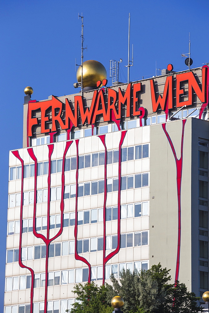 Fernwarme power plant, facade redesigned by eco-architect Friedensreich Hundertwasser, Spittelau, Vienna, Austria, Europe