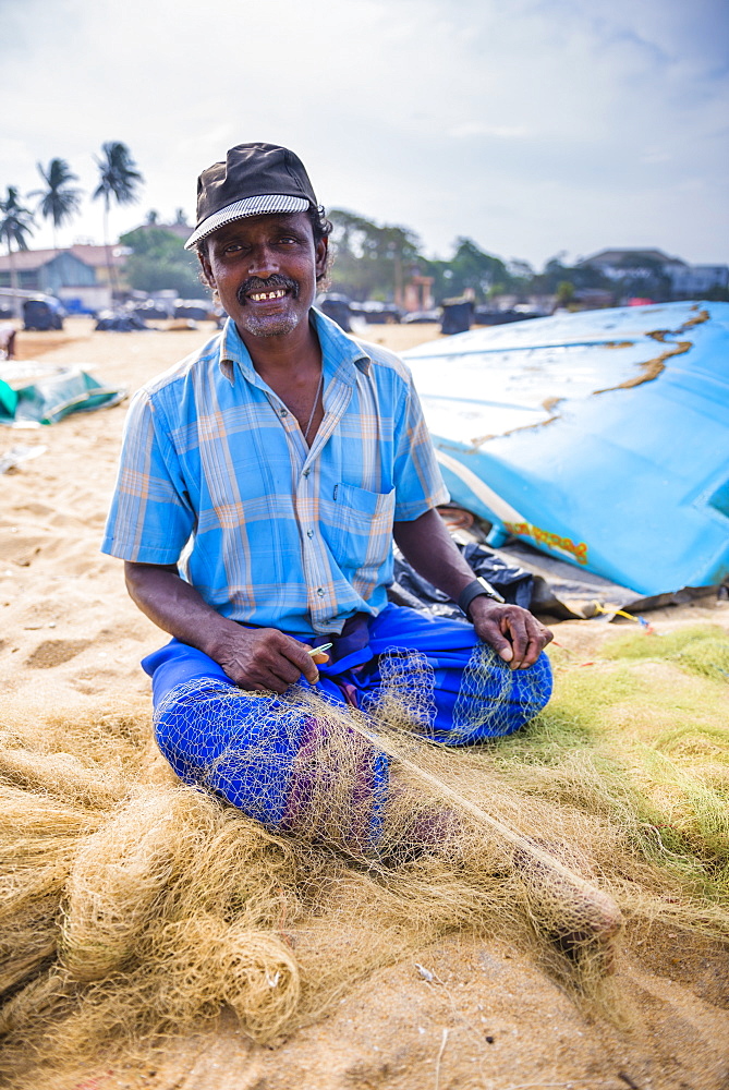 Portrait of a fisherman mending nets in Negombo (Lellama), Sri Lanka, Asia