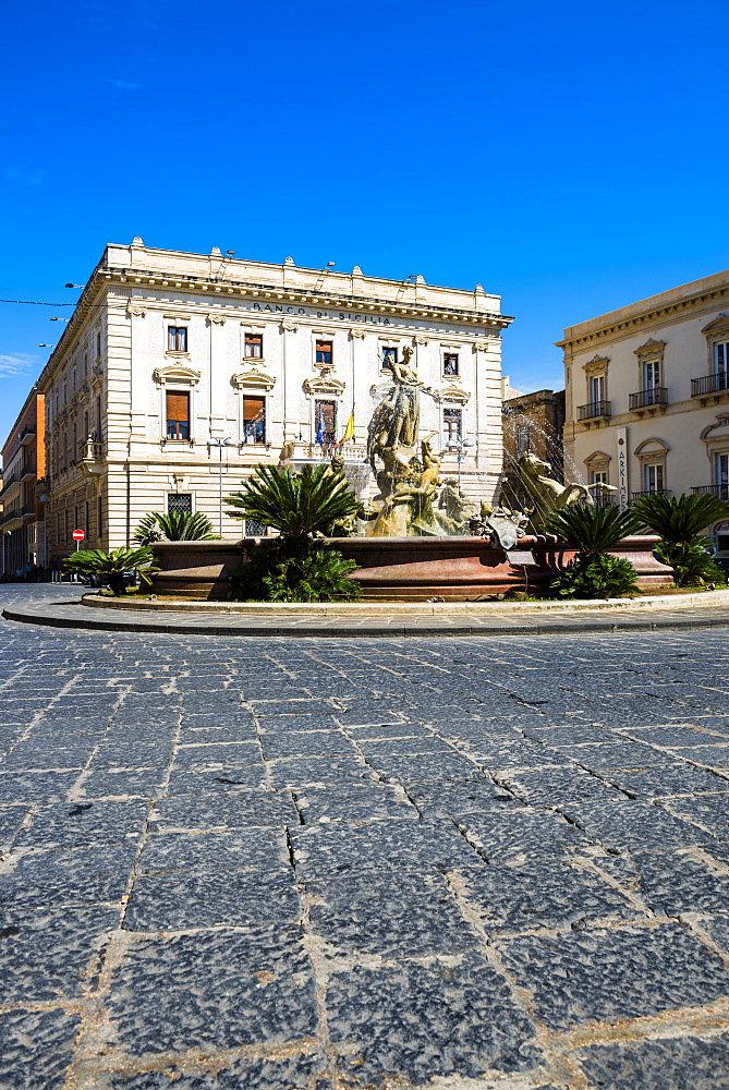 Fountain of Artemis in the middle of the roundabout at Archimedes Square (Piazza Archimede), Ortigia (Ortygia), Syracuse (Siracusa), UNESCO World Heritage Site, Sicily, Italy, Europe. 