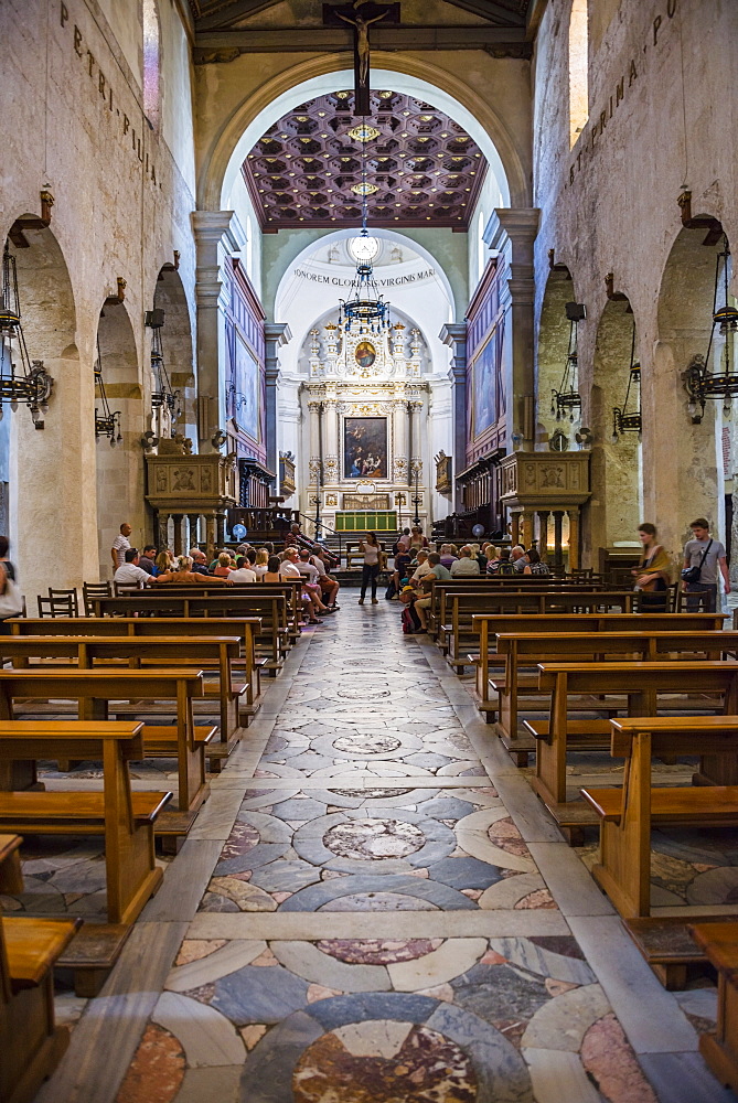 Syracuse Cathedral (Duomo di Siracusa) interior, Ortigia (Ortygia), Syracuse, UNESCO World Heritage Site, Sicily, Italy, Europe 