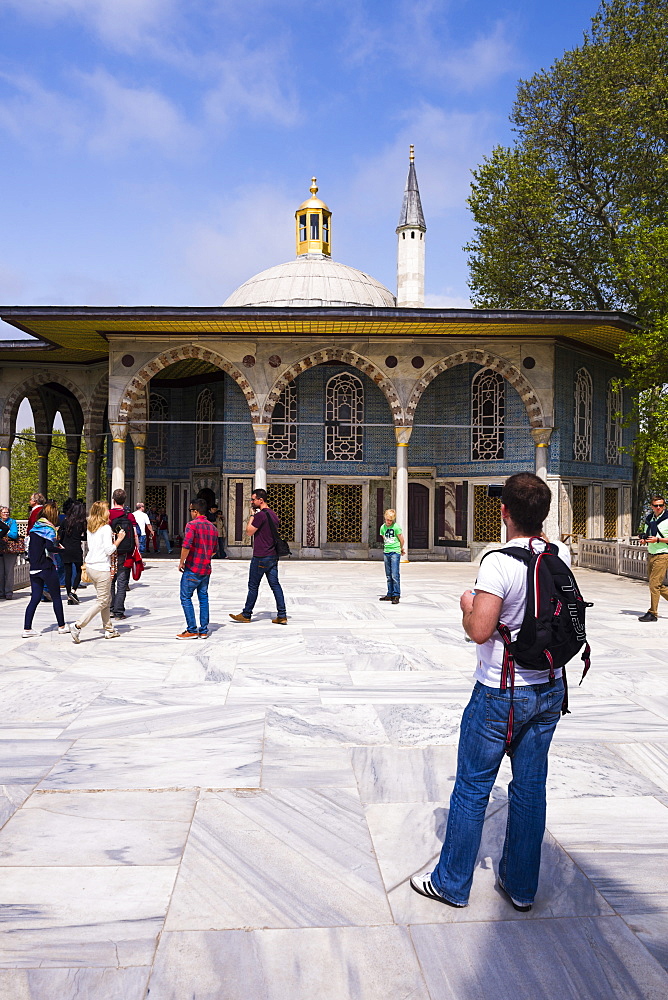 Tourists sightseeing at Topkapi Palace, UNESCO World Heritage Site, Istanbul, Turkey, Europe