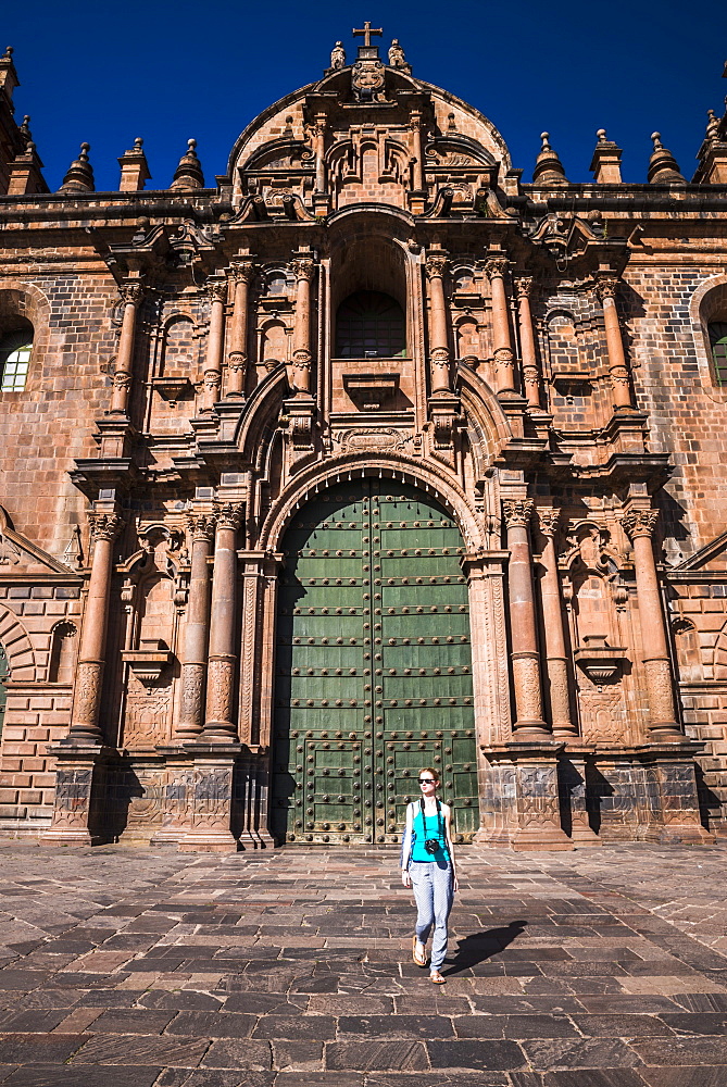 Tourist sightseeing at Cusco Cathedral Basilica of the Assumption of the Virgin, Plaza de Armas, UNESCO World Heritage Site, Cusco (Cuzco), Cusco Region, Peru, South America