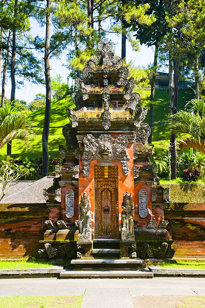 Balinese door at Pura Tirta Empul Hindu Temple, Bali, Indonesia, Southeast Asia, Asia