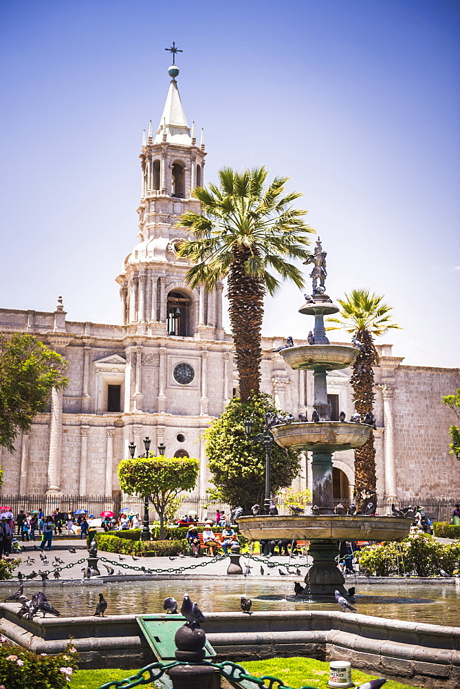 Plaza de Armas fountain and Basilica Cathedral of Arequipa, UNESCO World Heritage Site, Arequipa, Peru, South America