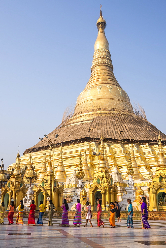 Festival at Shwedagon Pagoda (Shwedagon Zedi Daw) (Golden Pagoda), Yangon (Rangoon), Myanmar (Burma), Asia