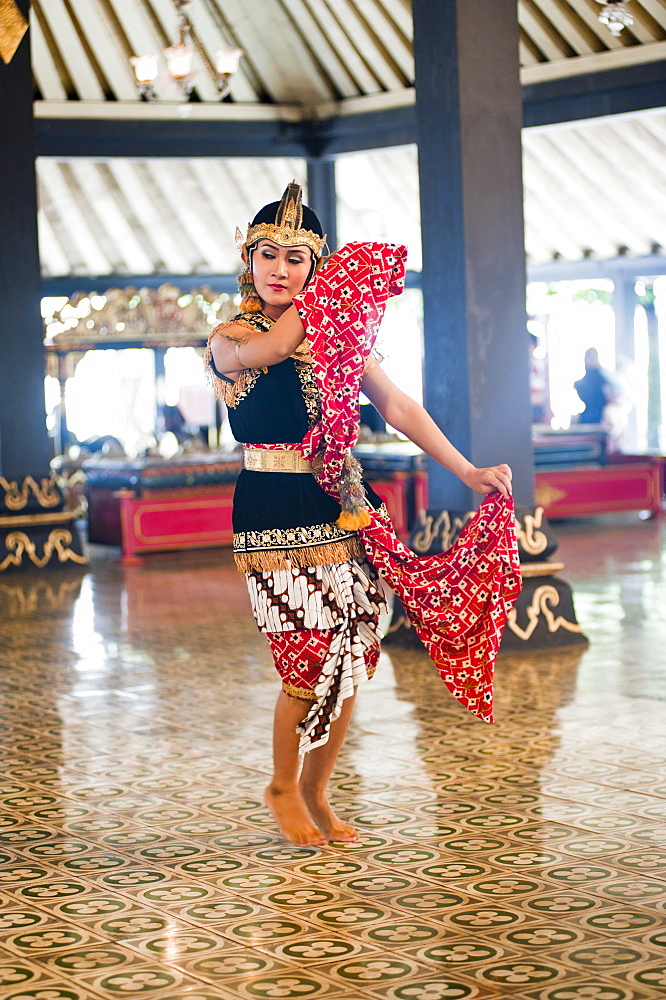 A woman performing a traditional Javanese dance at The Sultan's Palace (Kraton), Yogyakarta, Java, Indonesia, Southeast Asia, Asia