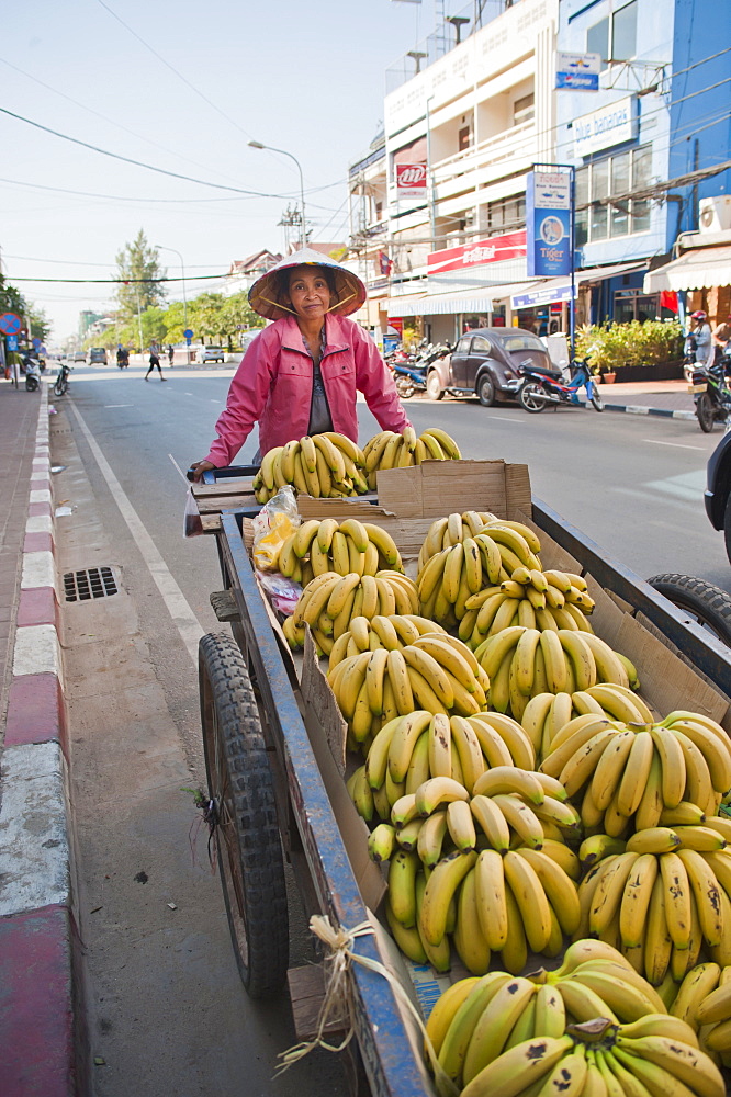 Old woman selling bananas on the streets of Vientiane, Laos, Indochina, Southeast Asia, Asia