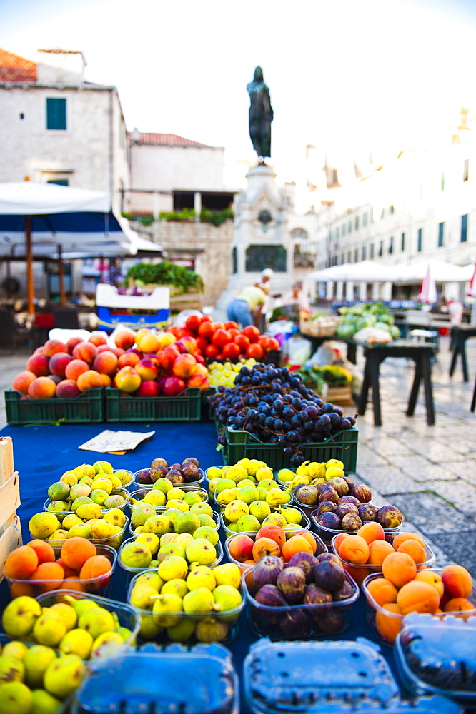 Fresh fruit stalls and statue of Ivan Gundulic, Dubrovnik Market, Gundulic Square, Dubrovnik, Dalmatia, Croatia, Europe 