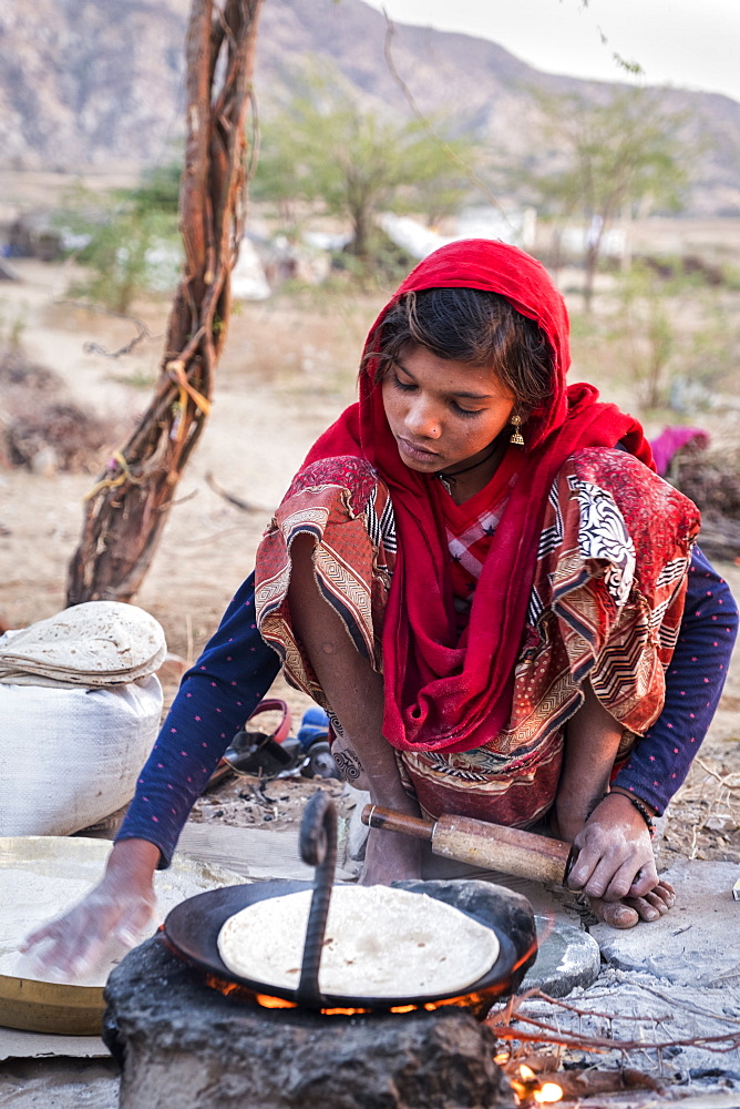 Hindu girl cooking bread in Pushkar, Rajasthan, India, Asia