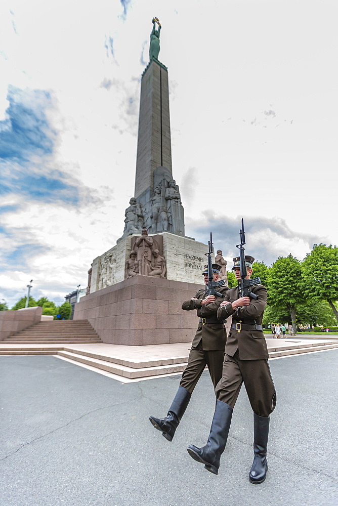 The changing of the guard at the Monument of Freedom, Riga, Latvia, Europe