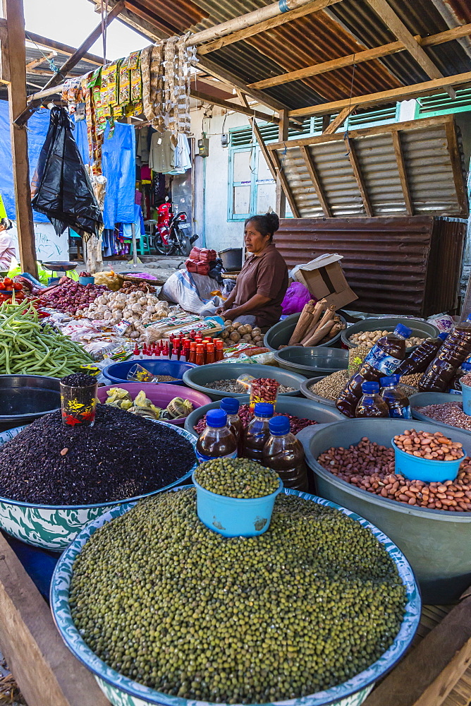 Women selling fresh fruit, vegetables, fish and spices in Larantuka, the capital city of Flores Island, Indonesia, Southeast Asia, Asia