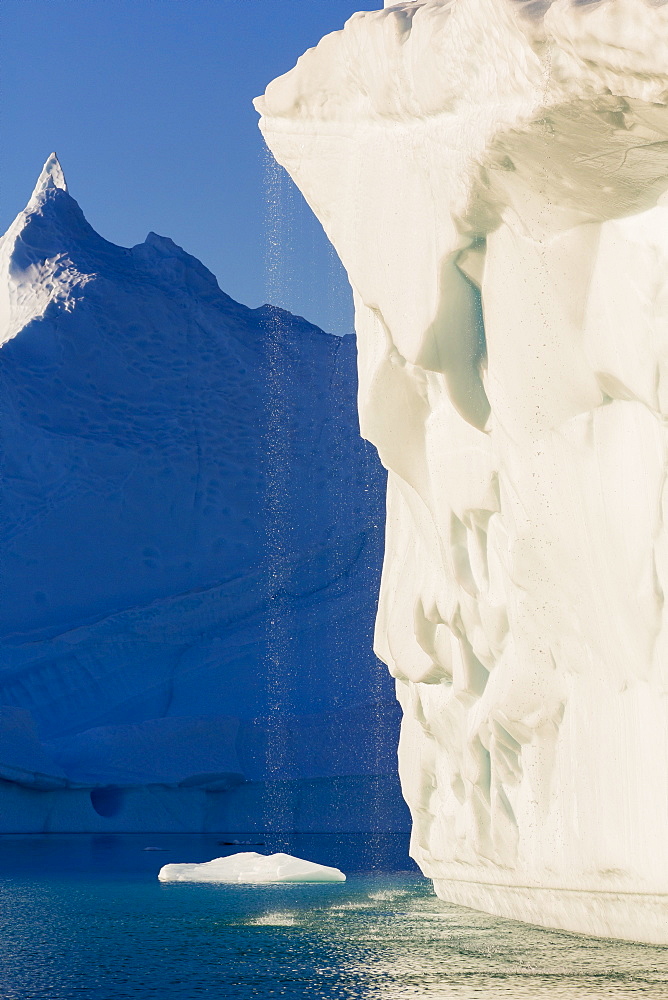 Grounded icebergs, Rode O (Red Island), Scoresbysund, Northeast Greenland, Polar Regions