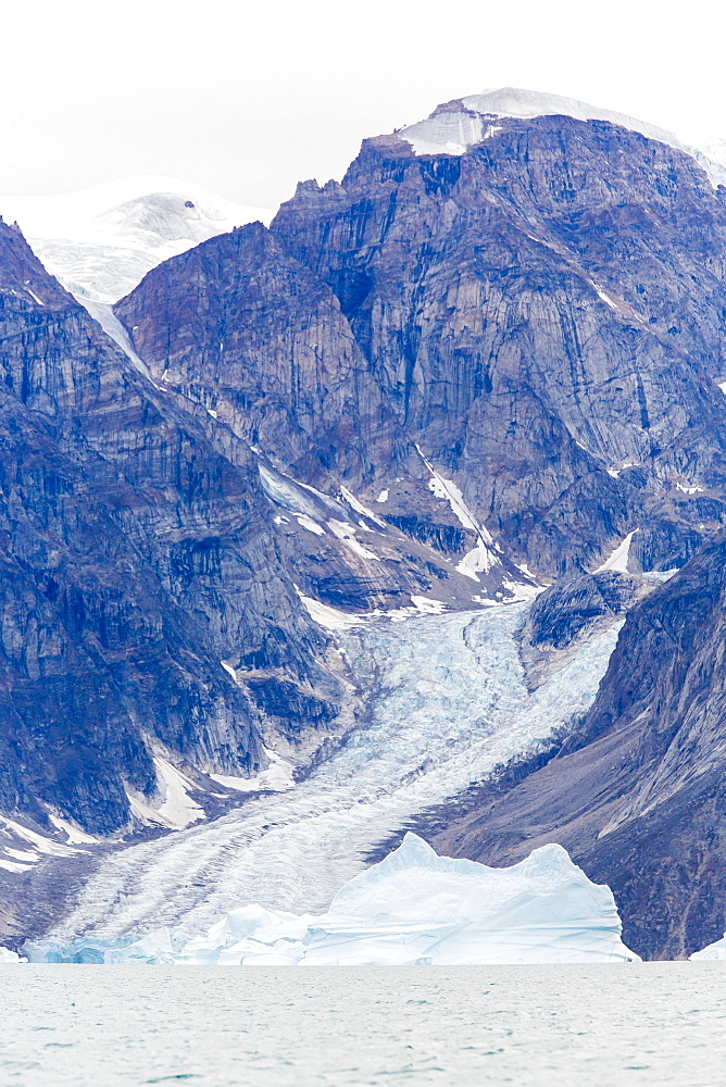 Grounded icebergs, Sydkap, Scoresbysund, Northeast Greenland, Polar Regions