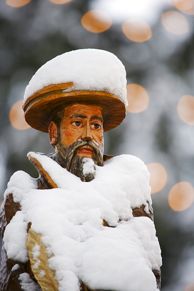 Snow-covered wooden figure, christmas market, Annaberg-Buchholz, Ore mountains, Saxony, Germany