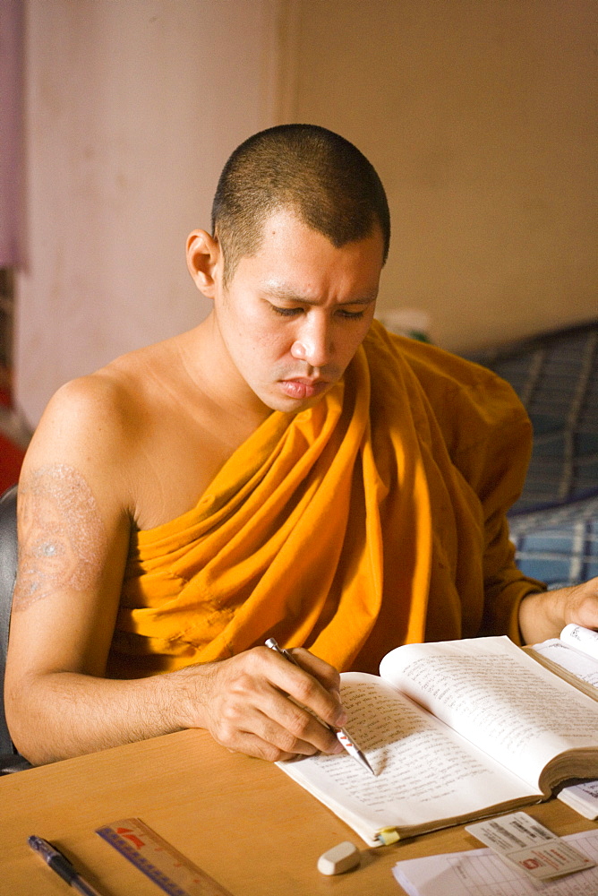 Young Buddhist monk studying, Wat Mahathat, Ko Ratanakosin, Bangkok, Thailand