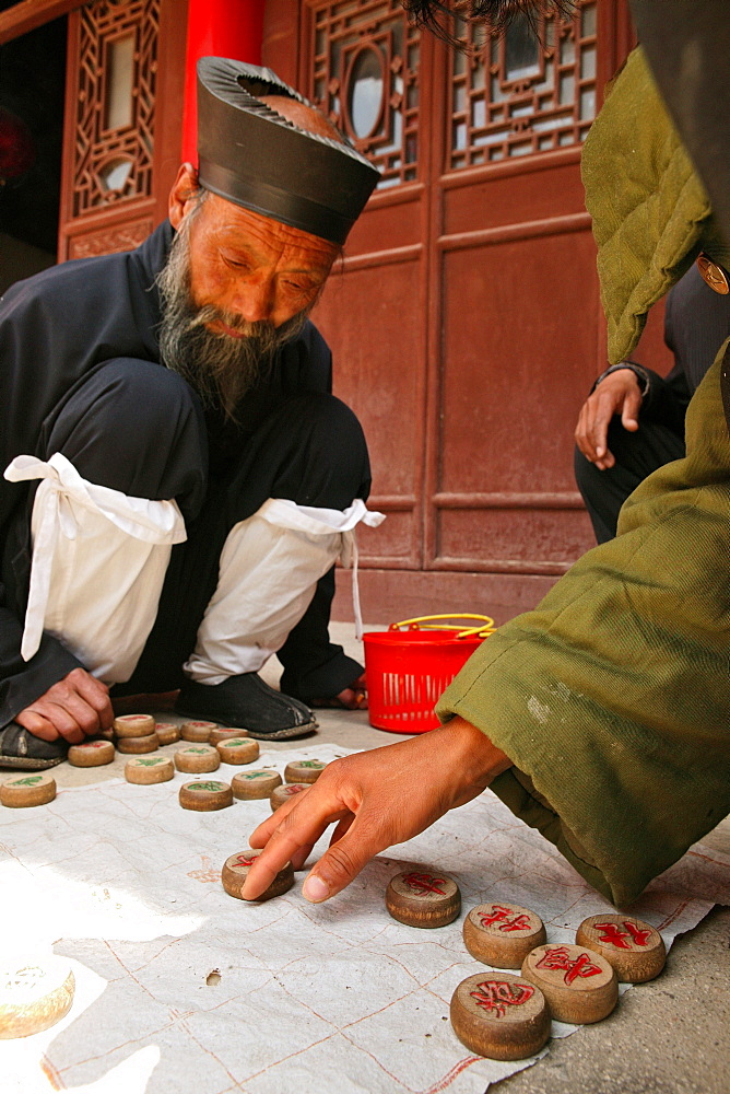 Abbot of Cui Yun Gong monastery plays Chinese chess, South peak, Hua Shan, Shaanxi province, Taoist mountain, China, Asia