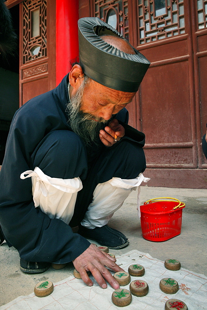 Abbot of Cui Yun Gong monastery plays Chinese chess, South peak, Hua Shan, Shaanxi province, Taoist mountain, China, Asia