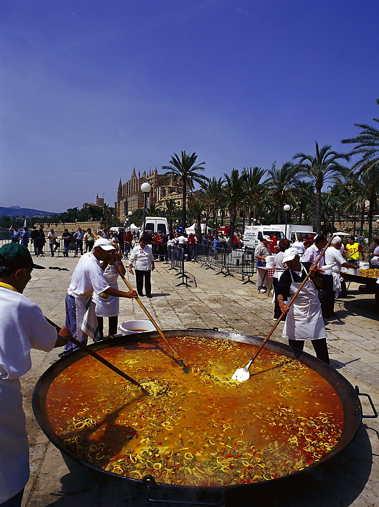 Paella in a giant frying pan, Parc de la Mar, Palma de Majorca, Majorca, Spain