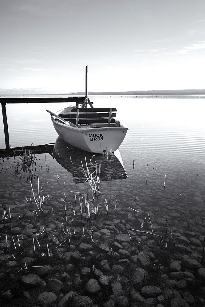 View of a jetty with a boat, in the background the Alps, Ammersee, Fünfseenland, Upper Bavaria, Bavaria, Germany, Europe