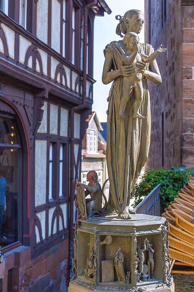 Marburg an der Lahn, marketplace, Market, statue of Sophie von Brabant with her son Heinrich