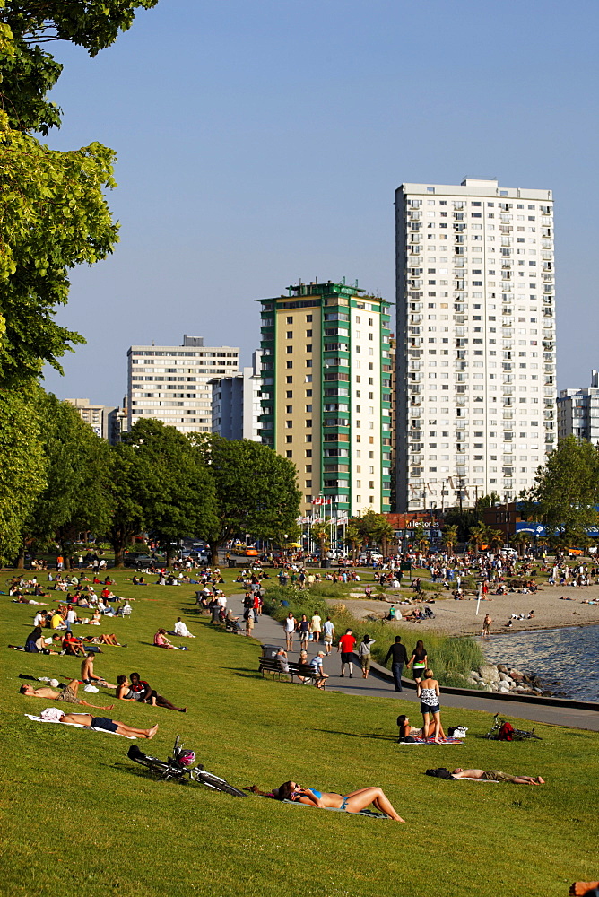 English bay, Westend, young people relaxing, Promenade, Vancouver City, Canada, North America