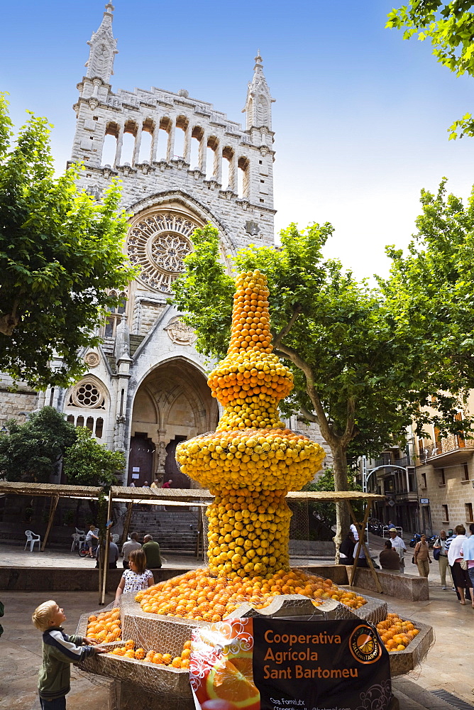 Fountain with oranges in front of the church Sant Bartomeu, SÃ›ller, Mallorca, Balearic Islands, Spain, Europe