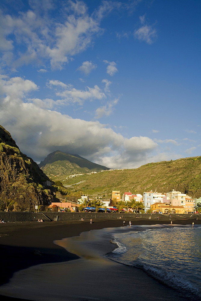 Pico Bejenado (1857m), peak of the extinct volcano crater Caldera de Taburiente and beach, Puerto de Tazacorte, UNESCO Biosphere Reserve, Atlantic ocean, La Palma, Canary Islands, Spain, Europe