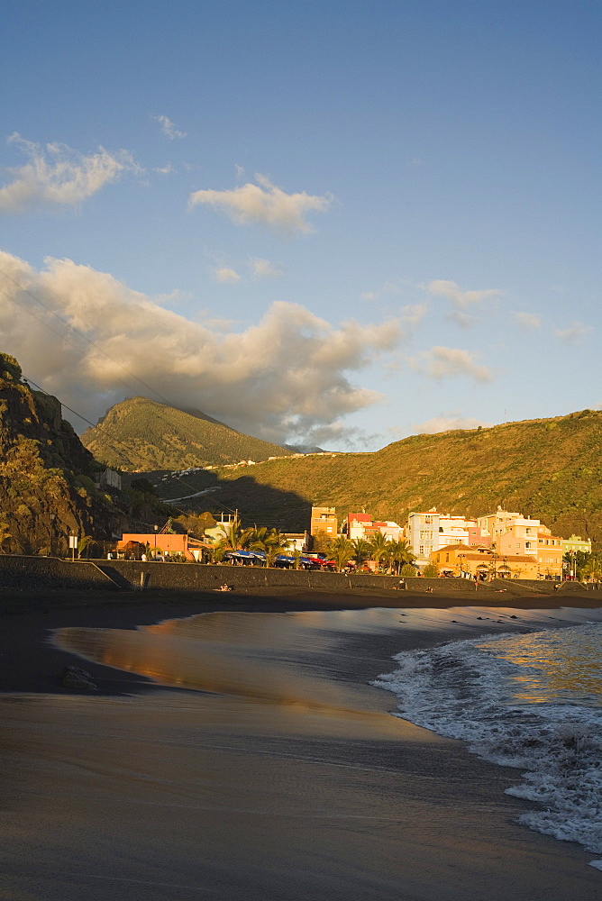 Pico Bejenado (1857m), peak of the extinct volcano crater Caldera de Taburiente and beach, Puerto de Tazacorte, UNESCO Biosphere Reserve, Atlantic ocean, La Palma, Canary Islands, Spain, Europe