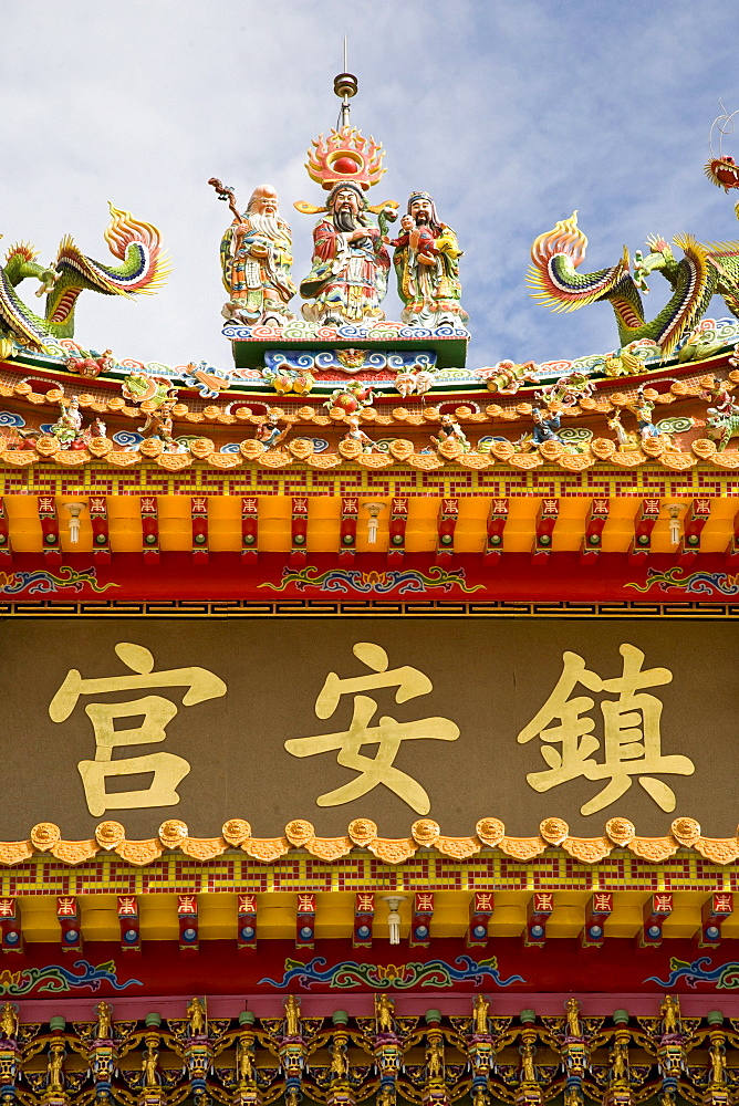 Details of the roof of a daoist temple, main hall zhenangong, Kending, Kenting, Republic of China, Taiwan, Asia