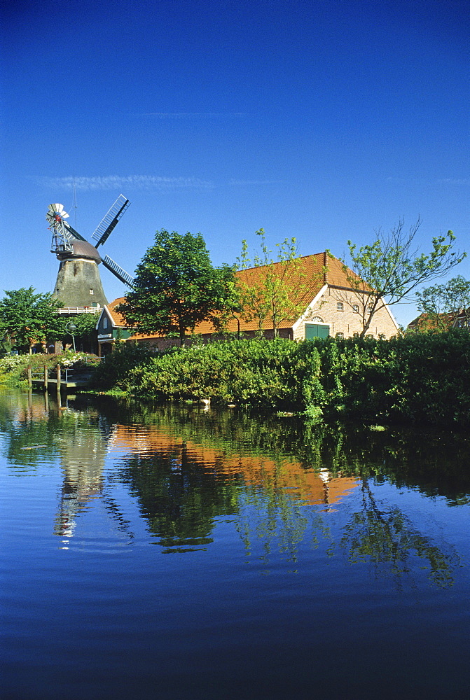 Windmill and farm house, Ostgrossefehn, Eastern Friesland, North Sea, Lower Saxony, Germany