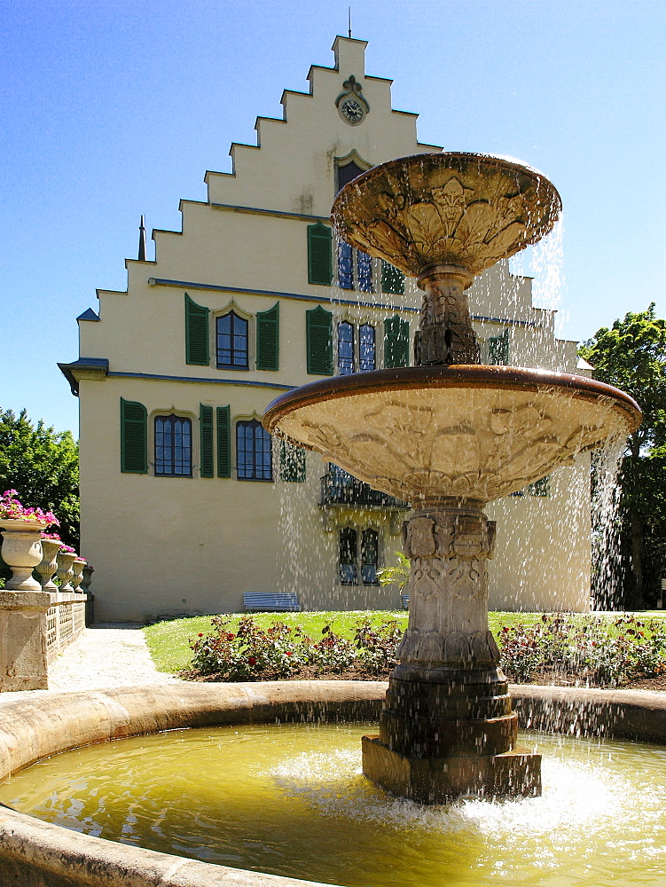 Fountain in front of Rosenau Palace in the sunlight, Roedental, Franconia, Bavaria, Germany