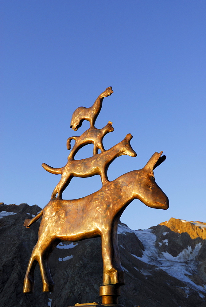 Bremer Stadtmusikanten, bronze sculpture in front of Bremer Huette showing cock, cat, dog and donkey, figures of fairy tale by Brothers Grimm, Stubaier Alpen range, Stubai, Tyrol, Austria