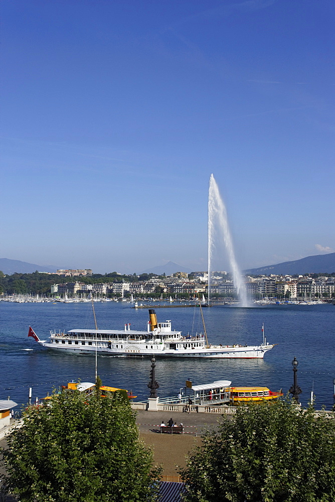 Excursion boat and Jet d'Eau (one of the largest fountains in the world), Lake Geneva, Geneva, Canton of Geneva, Switzerland