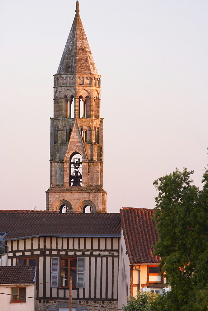 Saint LâˆšÃ‰Â¬Â©onards Church in the evening with belfry, Saint-LâˆšÃ‰Â¬Â©onard-de-Noblat, The Way of St. James, Chemins de Saint-Jacques, Via Lemovicensis, Dept. Haute-Vienne, RâˆšÃ‰Â¬Â©gion Limousin, France, Europe