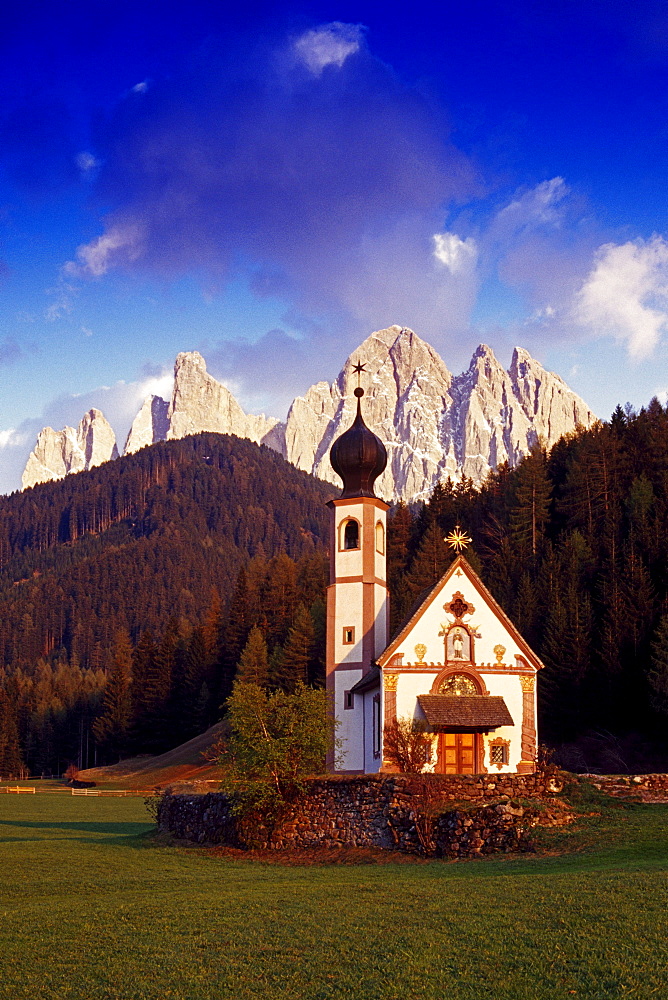 St. Johan in Ranui, view to Le Odle, Val di Funes, Dolomite Alps, South Tyrol, Italy