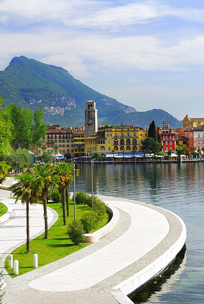 Promenade at lake Garda, Riva del Garda, Trentino-Alto Adige/Suedtirol, Italy