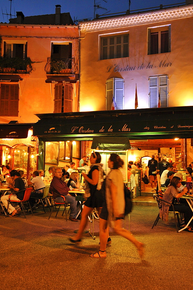 People in the restaurants at harbour in the evening, Cassis, Cote dÂ¥Azur, Bouches-du-Rhone, Provence, France, Europe