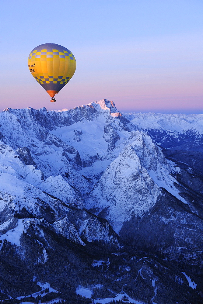 Hot-air balloon flying above Jubilaeumsgrat and Zugspitze, aerial view, Garmisch-Partenkirchen, Wetterstein range, Bavarian alps, Upper Bavaria, Bavaria, Germany, Europe