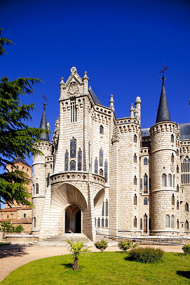 Palacio Episcopal, Astorga, Episcopal Palace, 19th century, architect Antoni Gaudi, Modernismo, Modernism, Art Nouveau, Camino Frances, Way of St. James, Camino de Santiago, pilgrims way, UNESCO World Heritage, European Cultural Route, province of Leon, Old Castile, Castile-Leon, Castilla y Leon, Northern Spain, Spain, Europe