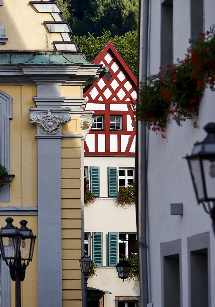 Street of Kulmbach with a half-timbered house in the background, Kulmbach, Upper Franconia, Franconia, Bavaria, Germany