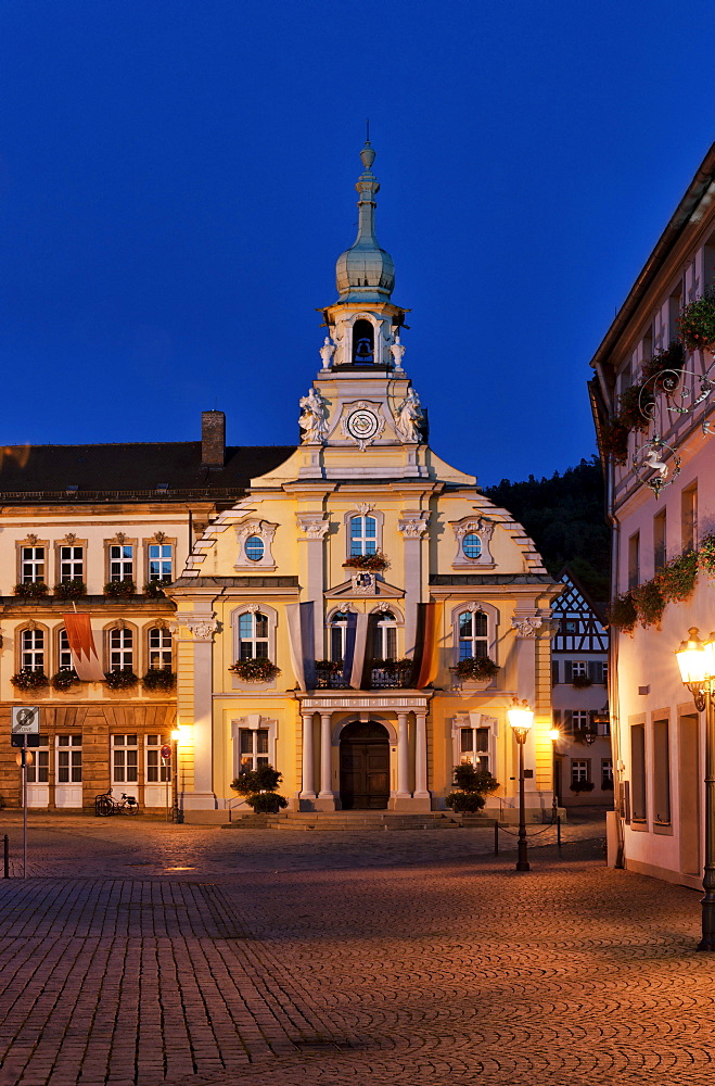 Town Hall on the market place in the evening, Kulmbach, Upper Franconia, Franconia, Bavaria, Germany