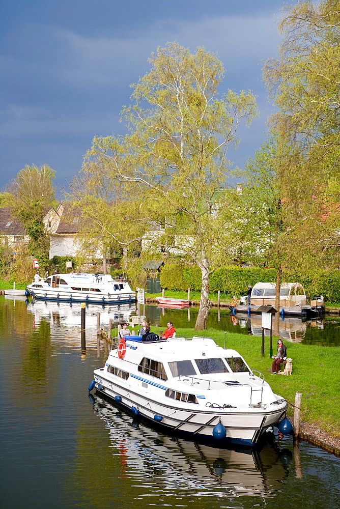 Houseboat along the banks of lake Roeblinsee, Near Fuerstenberg/Havel, Oberhavel, North Brandenburg Lake District, Brandenburg, Germany
