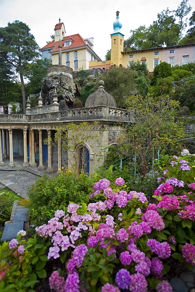 Gardens in the village of Portmeirion, founded by Welsh architekt Sir Clough Williams-Ellis in 1926, Portmeirion, Wales, UK