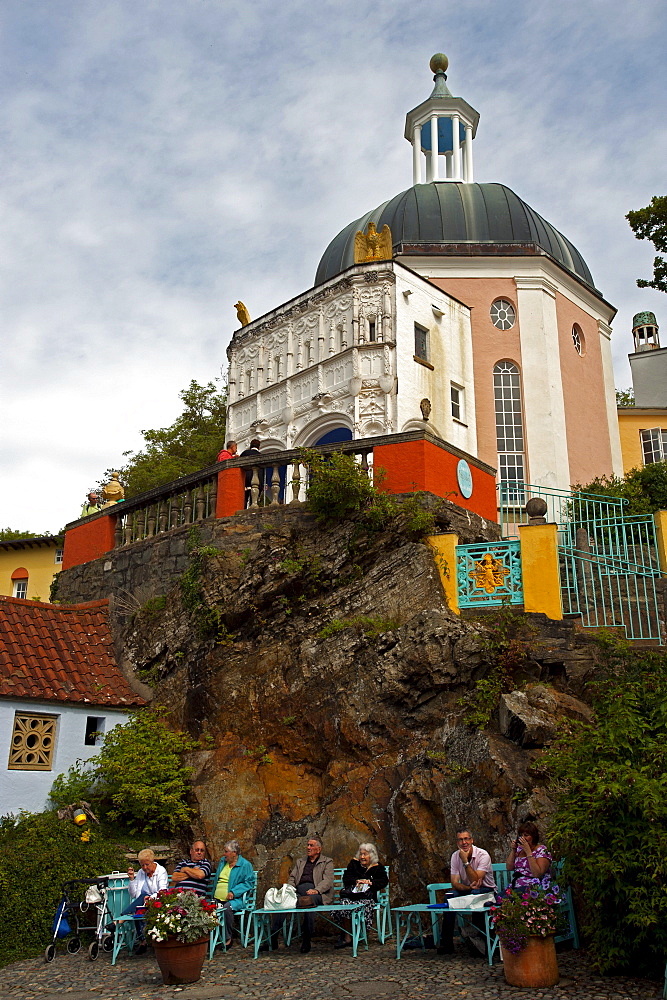 Cafe in the village of Portmeirion, founded by Welsh architekt Sir Clough Williams-Ellis in 1926, Portmeirion, Wales, UK