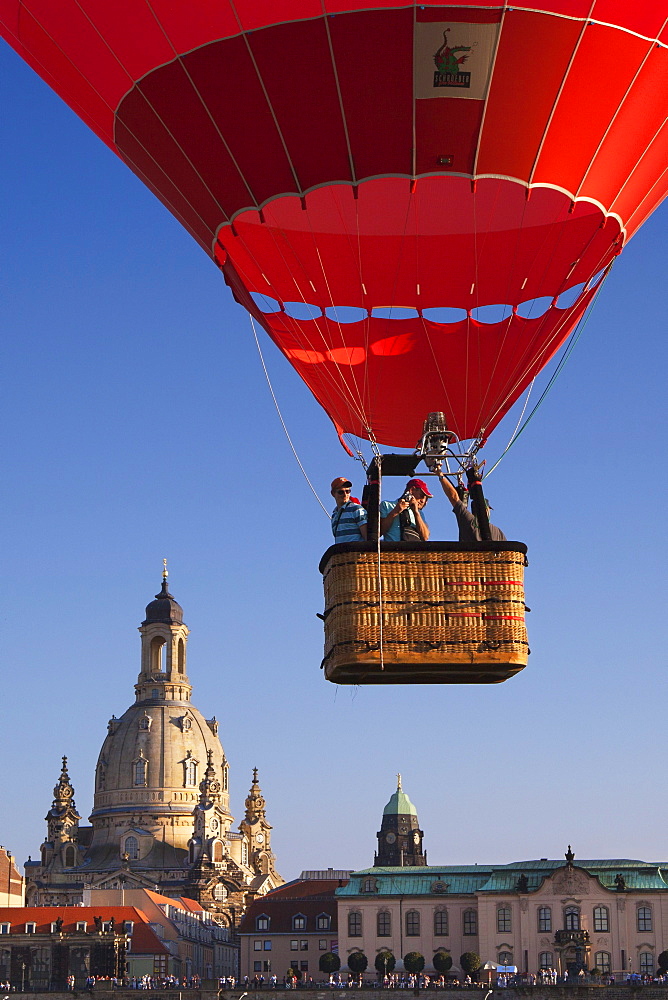 Balloon rising from the Elbe riverbank, Frauenkirche in the background, Dresden, Saxonia, Germany, Europe