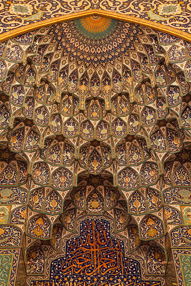 Intricate details on wall inside musalla, Sultan Qaboos Grand Mosque, Muscat, Masqat, Oman, Arabian Peninsula