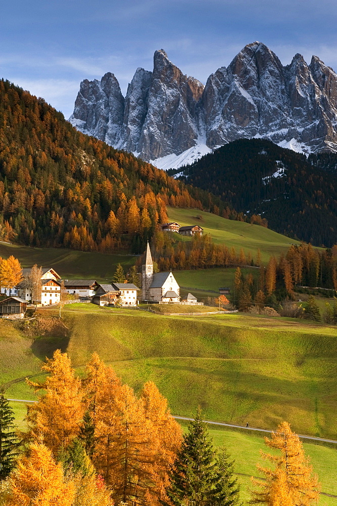 Mountain village St. Magdalena in front of Geisler mountain range in autumn, Valley of Villnoess, South Tyrol, Alto Adige, Italy, Europe