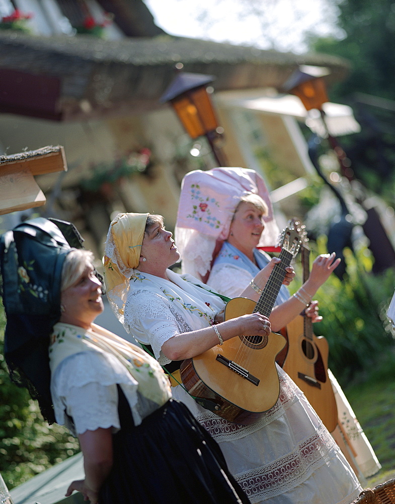 Spreewald musicians Die Luutchen playing for tourists, folklore, here at Cafu Venedig in the village of Lehde, Upper Spreewald, biosphere reservat, Spreewald, Brandenburg, Germany