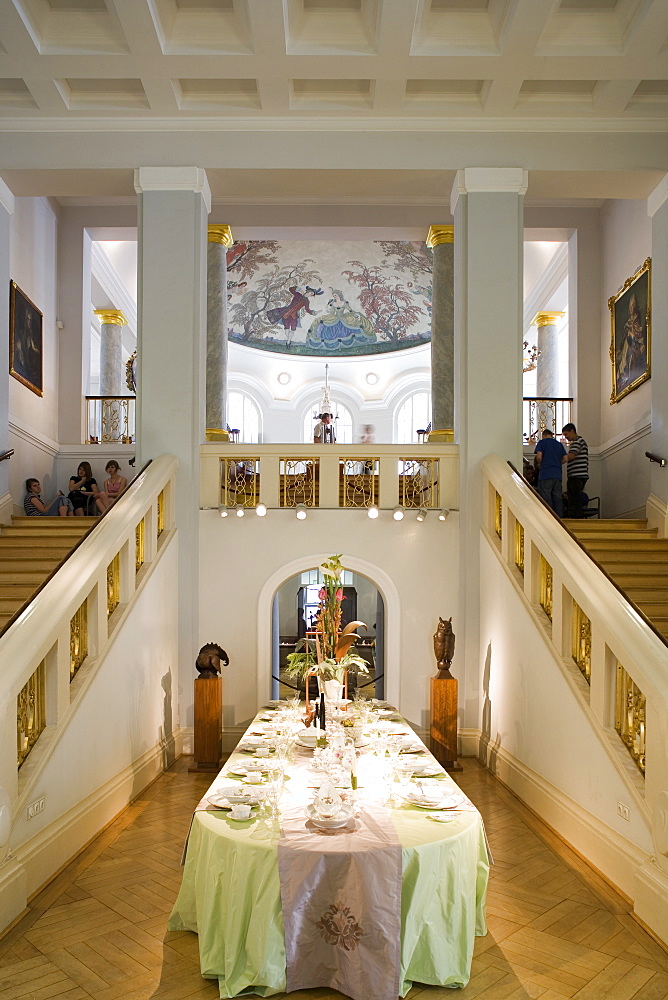 Porzellan Manufaktur Meissen, showroom, dinner table, Meissen, Saxony, Germany, Europe