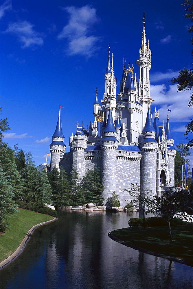 Cinderella's Castle under blue sky, Magic Kingdom, Disneyworld, Orlando, Florida, USA, America